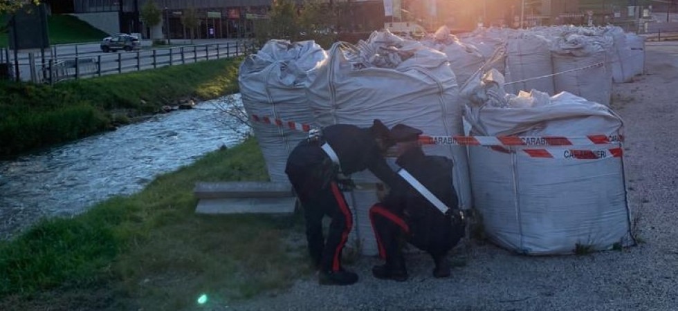 Stoccaggio incontrollato di rifiuti, i carabinieri sequestrano area e denunciano due persone