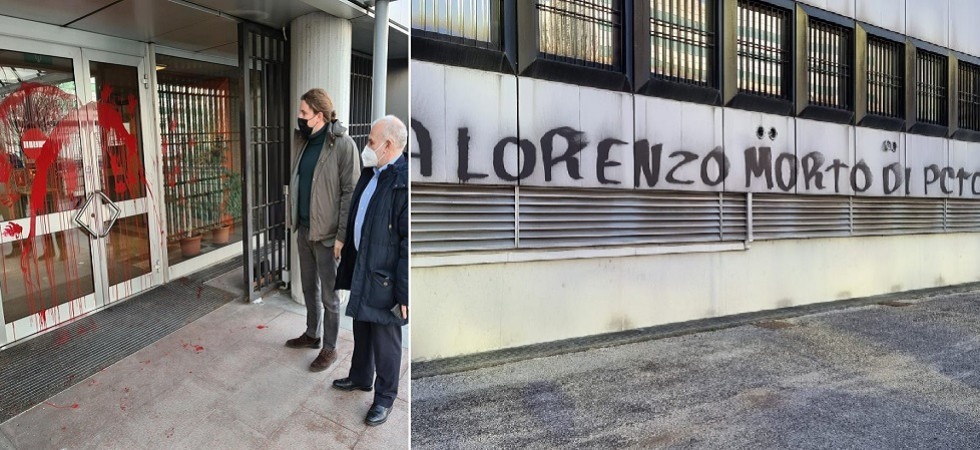 Vandali al palazzo dell'Istruzione: imbrattato nella notte l'ingresso