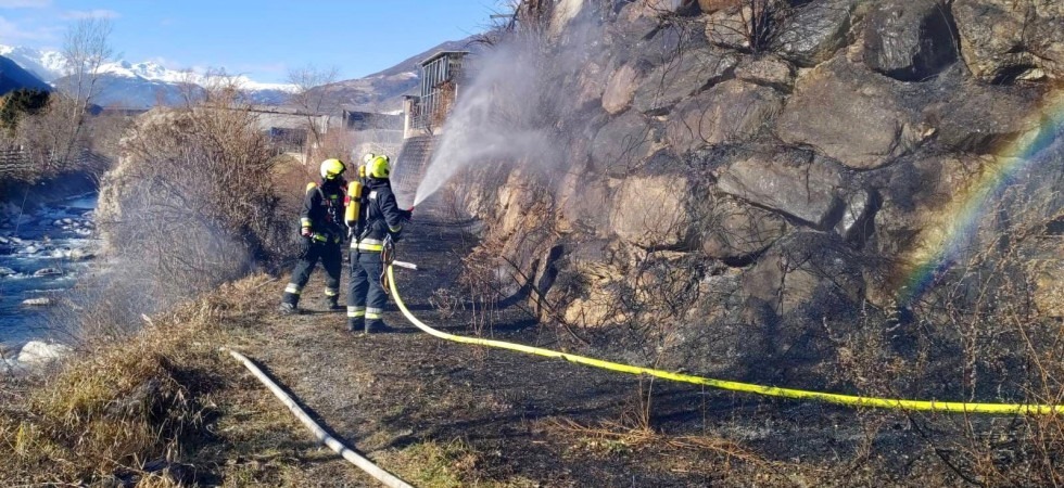 Bruciano le sterpaglie e il fuoco raggiunge anche tre auto parcheggiate in zona: l'intervento dei vigili del fuoco