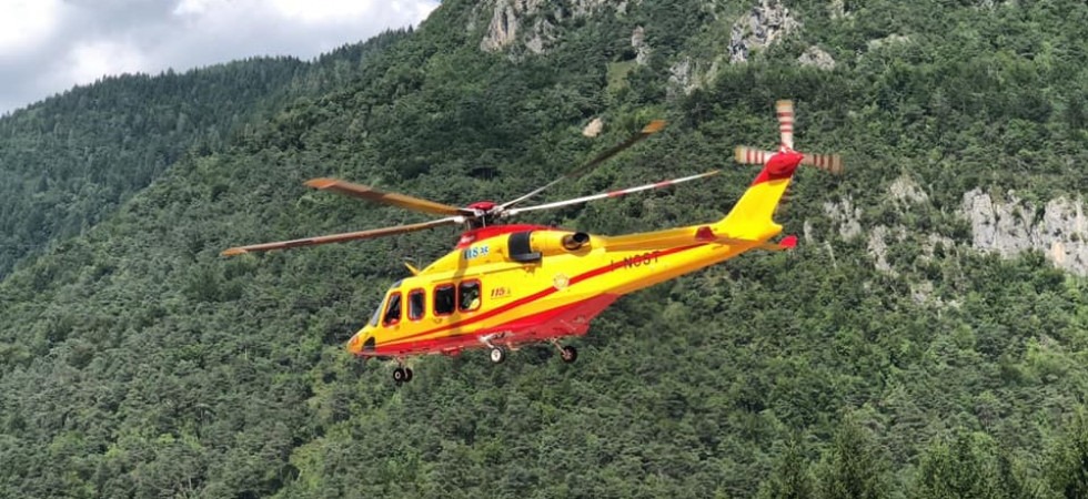 Foto d'archivio Scivola e cade da 5 metri mentre sta facendo legna nel bosco: elitrasportato in ospedale