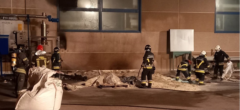 Un problema al sistema di aerazione e parte un incendio in uno stabilimento nella zona industriale