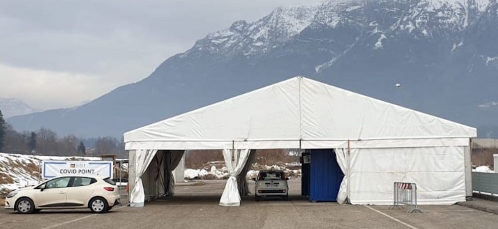 Code interminabili per i tamponi e viabilità bloccata nel Bellunese, i sindaci: “Servono nuovi drive-in”