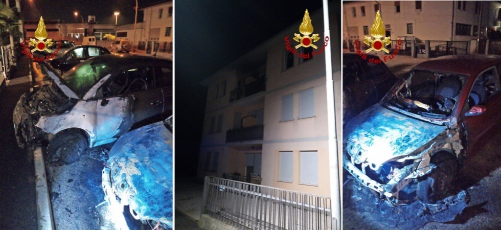 Fiamme al secondo piano del palazzo e delle auto nel cortile: una persona si lancia nel vuoto per mettersi in salvo