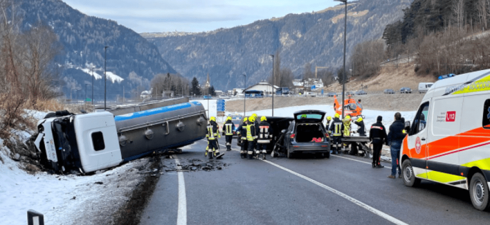 Tragedia della strada, frontale tra un furgone e un camion cisterna: morta una persona e ci sono altri feriti