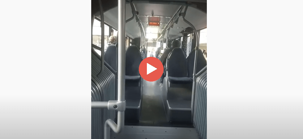 “Faccia di merd*, torna ai tuoi Paesi”, razzismo sull’autobus: “Ho provato vergogna, mi sono sentito così piccolo”
