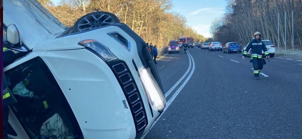 Tremendo schianto, tre auto coinvolte e un mezzo si è ribaltato