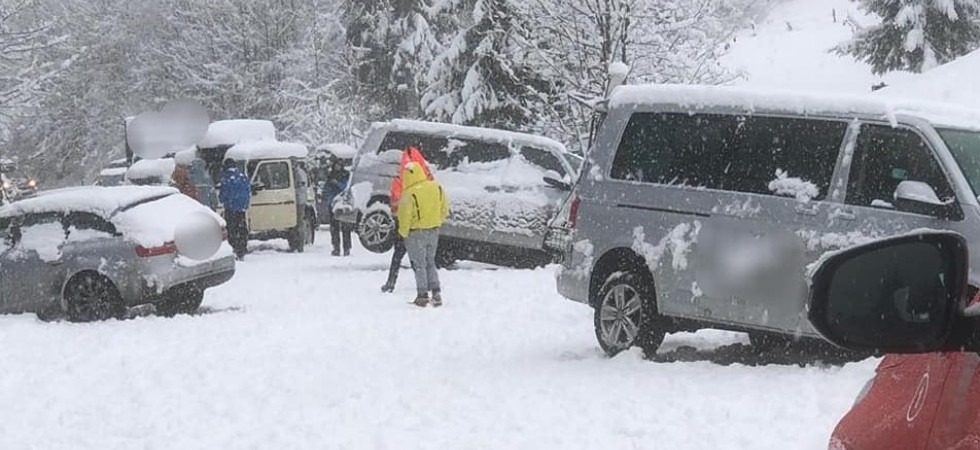 Ghiaccio in strada e neve, raffica di incidenti
