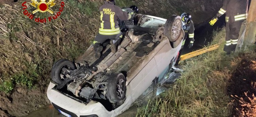 Perde il controllo dell'auto, si ribalta in un fosso e rimane bloccato con la testa nell'acqua