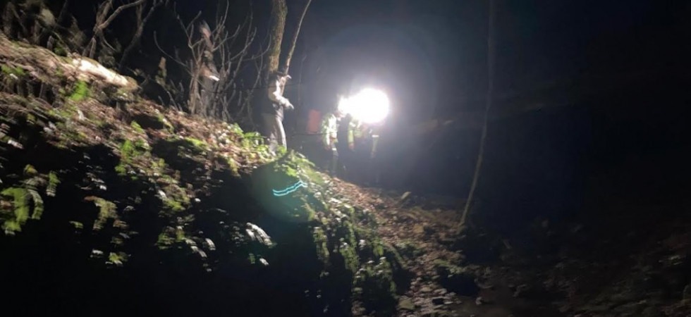 Perdono il sentiero e rimangono bloccati al buio sopra dei salti di roccia