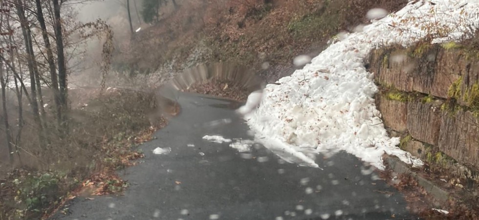 Seguono il Gps, imboccano una strada con divieto di transito e rimangono bloccati nel ghiaccio