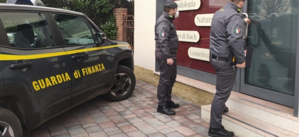 Fisioterapista no vax sospeso continuava a lavorare: bloccato dalla Finanza mentre faceva “riabilitazione respiratoria” a un