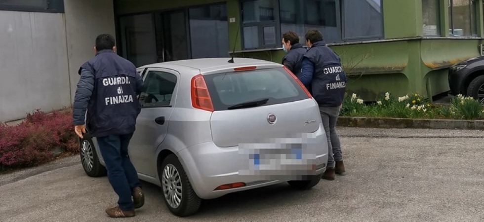 Ricatti sessuali, turni di oltre 15 ore e niente pausa pranzo e riposi settimanali