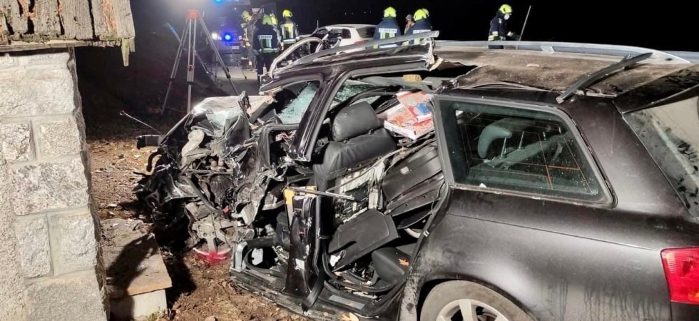 Incidente nella notte, violento scontro tra due auto: un 23enne in gravi condizioni