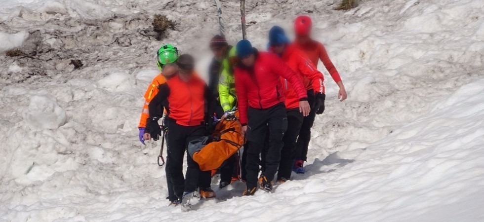 Snowboarder cade in pista e sbatte violentemente la testa, in gravissime condizioni 40enne elitrasportato all'ospedale di
