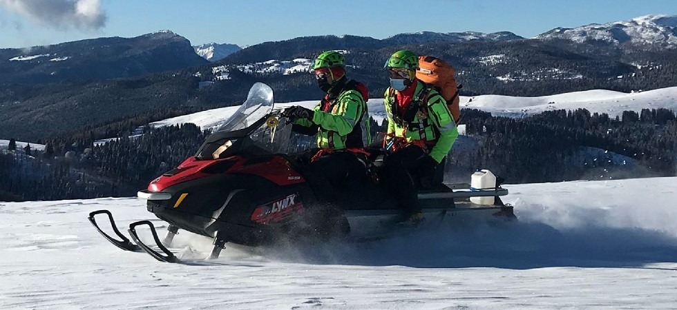 Il ponte di neve cede all’improvviso, scialapinista precipita in una trincea