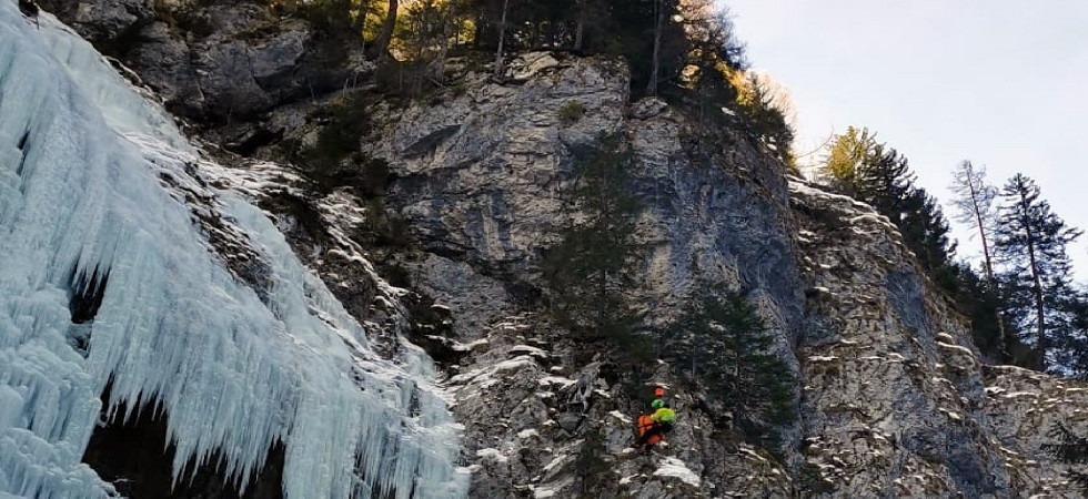 Iceclimber precipita per una decina di metri dalla cascata di ghiaccio: elitrasportato all'ospedale un 33enne