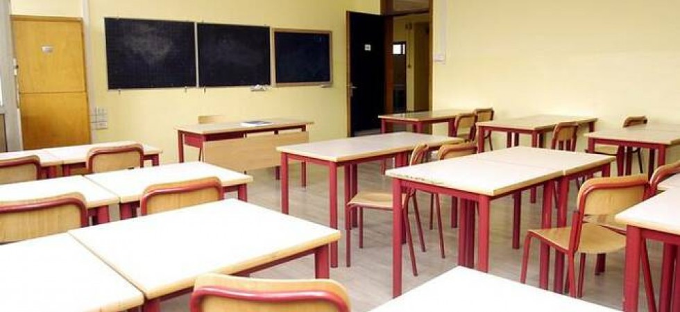 La prof si rifiuta di indossare la mascherina Ffp2, gli studenti si alzano e la lasciano da sola in aula: multata e sospesa
