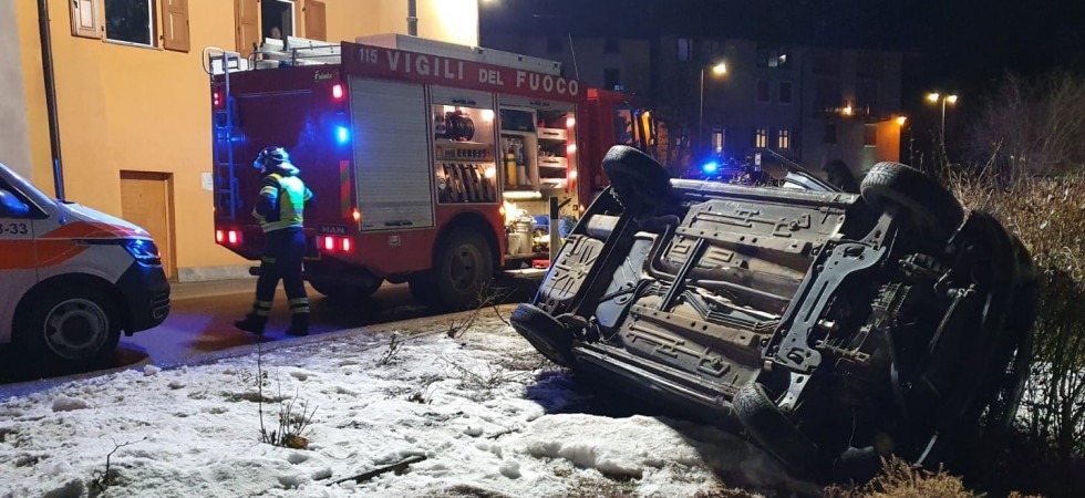 Esce di strada finisce contro un mucchio di neve e terra e poi si ribalta, 67enne trasportato in ospedale