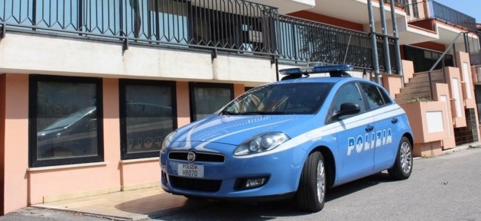 Fermato in stazione con un coltello serramanico e documenti rubati, nei guai un 20enne