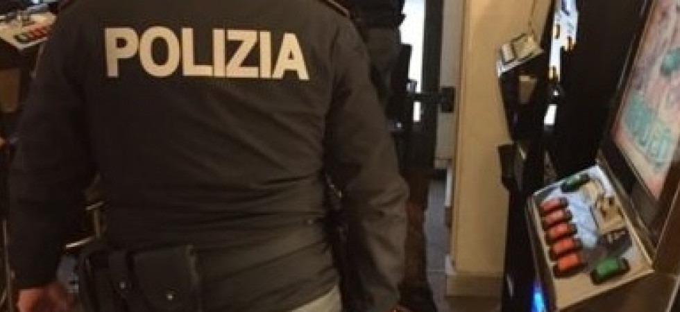 Entra in una sala giochi usando il green pass del cugino ma le forze dell'ordine lo scoprono, giovane nei guai