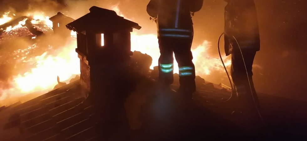 Incendio devasta il tetto di una casa nel bosco