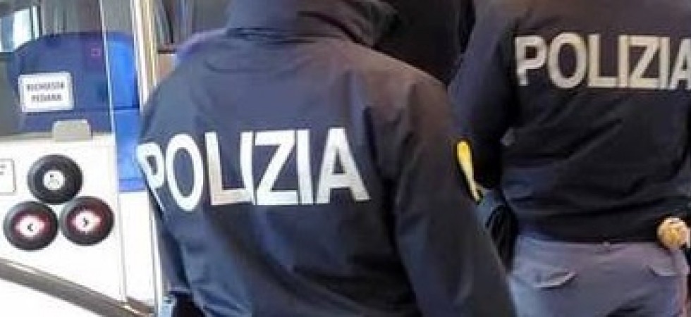 Finge di dormire in treno per non sottoporsi al controllo della polizia