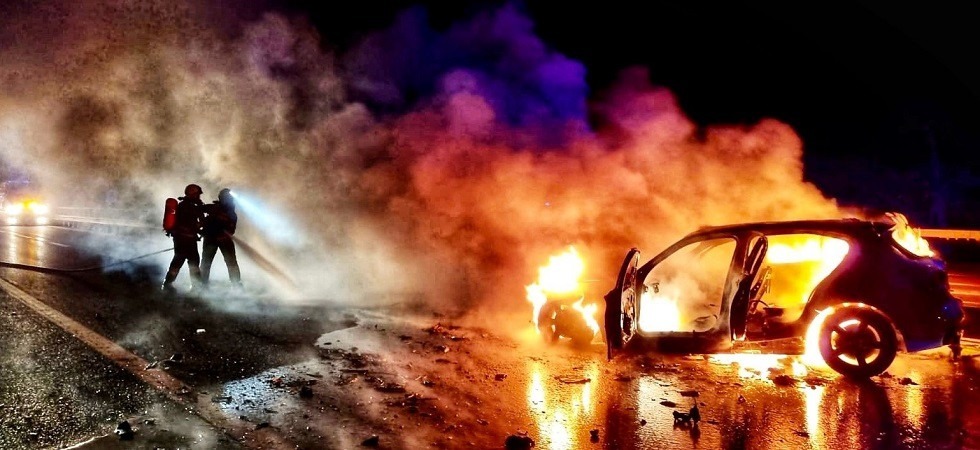 Tamponamento in A22 con un camion, poi l’auto prende fuoco