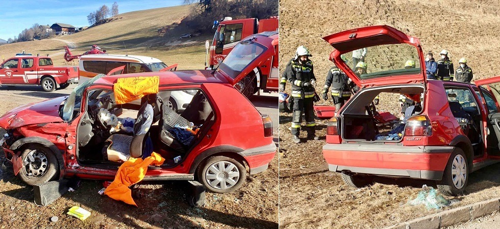 Foto dei vigili del fuoco di Castelrotto Schianto tra due auto al bivio, grave una donna di 80 anni che resta incastrata tra le lamiere dell'abitacolo
