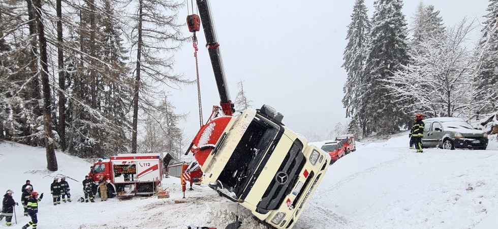 Camion si ribalta cercando di consegnare il foraggio ad un maso: l'intervento con la gru dei vigili del fuoco