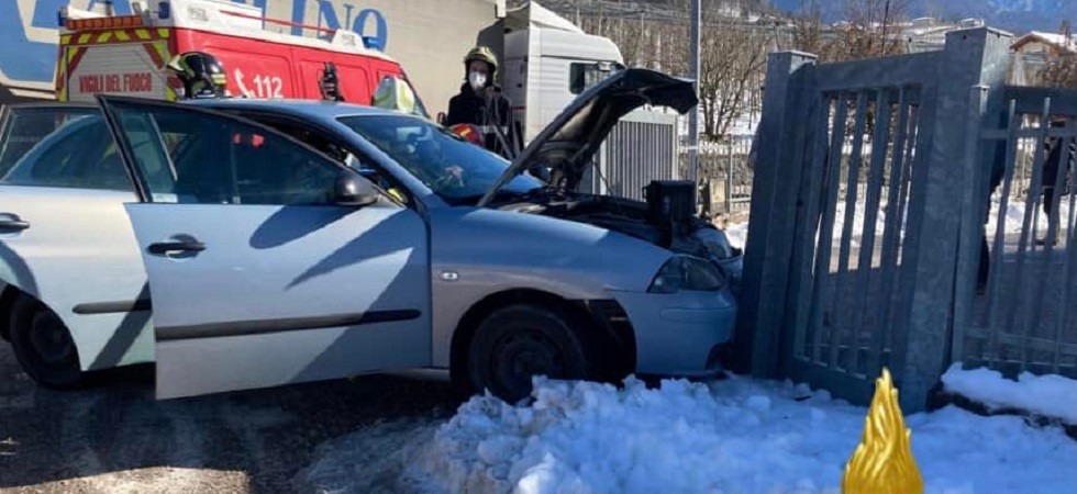 Perde il controllo dell'auto e si schianta contro il cancello di un'azienda, il conducente portato in ospedale
