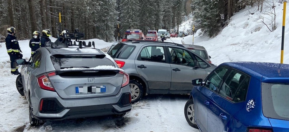 Foto di Federazione dei Corpi Vigili del Fuoco Volontari Provincia autonoma Trento - Vigili del Fuoco Moena Incredibile carambola sulla neve: 5 auto coinvolte