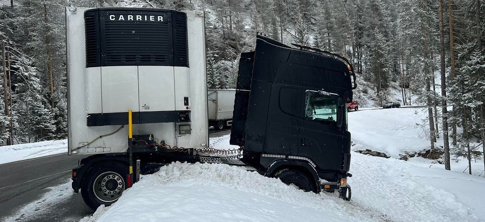 La strada è scivolosa e perde il controllo del camion finendo incastrato fra i cumuli di neve