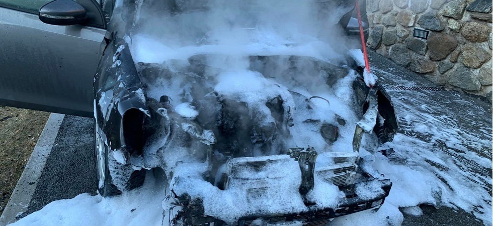 Fumo dal garage, brucia un'auto: accorrono tre corpi dei vigili del fuoco per evitare che il rogo coinvolge l'abitazione
