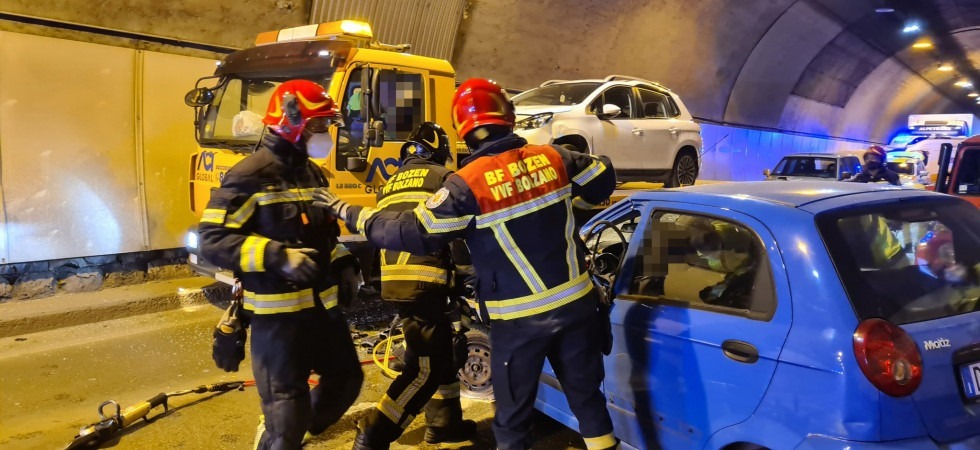 Schianto frontale in galleria tra un carro attrezzi e un'auto, una persona trasportata in gravi condizioni all'ospedale
