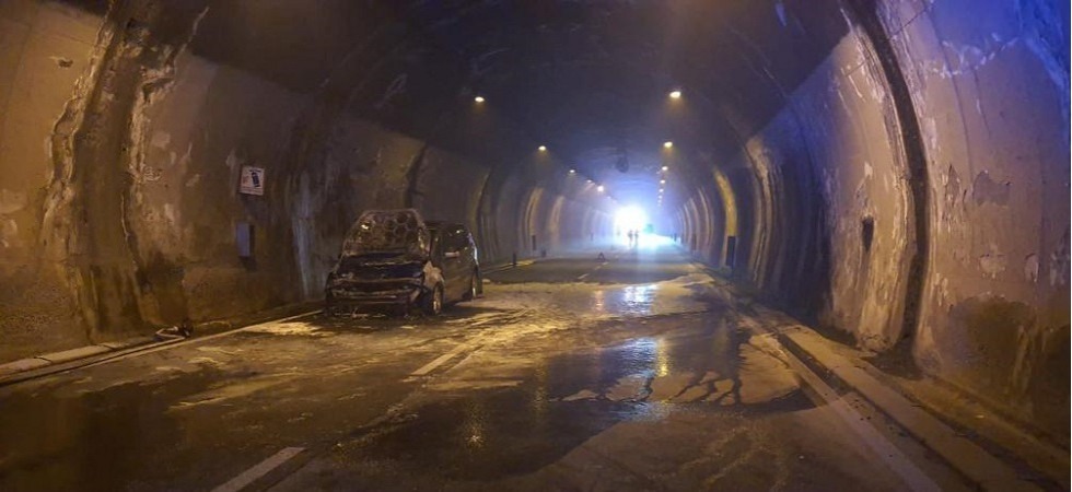 Auto in fiamme nella galleria dei Crozi e vetture bloccate nel fumo, i vigili del fuoco evacuano i passeggeri dal tunnel
