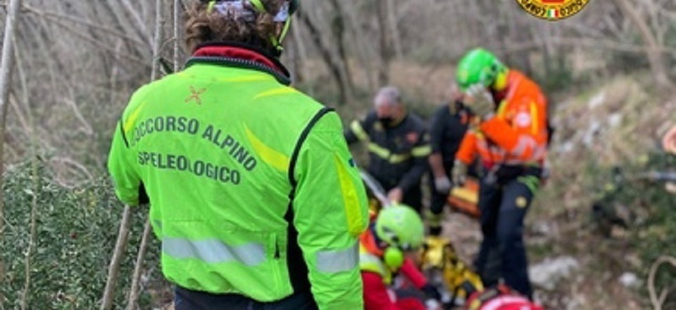 Cade dalla bici e sbatte a terra violentemente la testa perdendo conoscenza, 48enne trasportato in elicottero all'ospedale