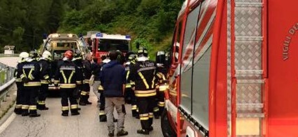 Foto d'archivio Terribile incidente in auto, coinvolti due ragazzi di 21 anni: uno è gravissimo