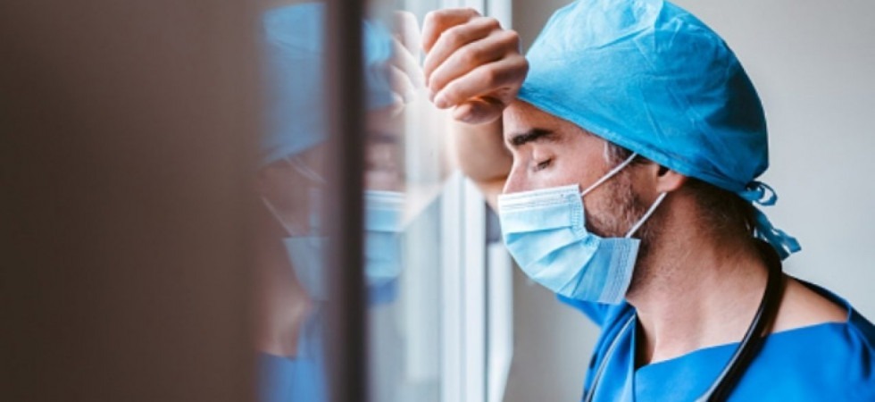 Medici ospedalieri, l'indagine post-Covid: 1 su 3 pensa di anticipare la pensione e 1 su 2 di aver messo a rischio la vita