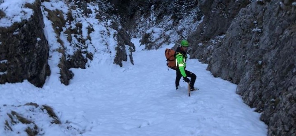 Foto d'archivio Esce con la moglie per un’escursione ma scivola sul ghiaccio sotto i suoi occhi: l’intervento del soccorso alpino