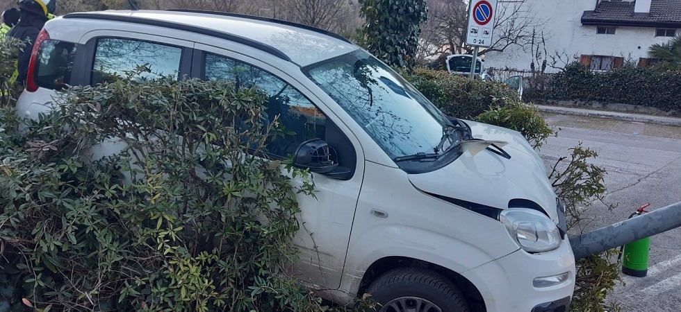 Sbaglia manovra, abbatte un palo e finisce nella siepe del parcheggio lungolago