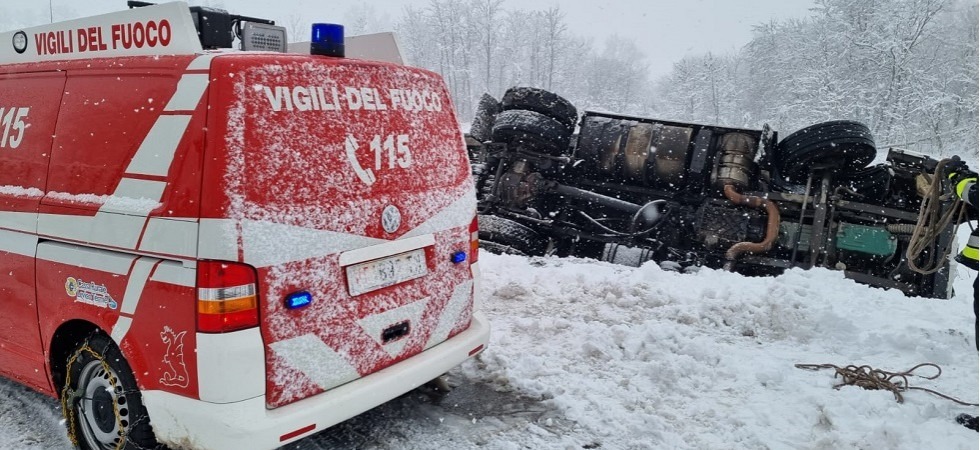 Traffico sulla Valsugana in tilt tra treni sospesi (per rimuovere il mezzo pesante rovesciato) nel fosso e autoarticolati in