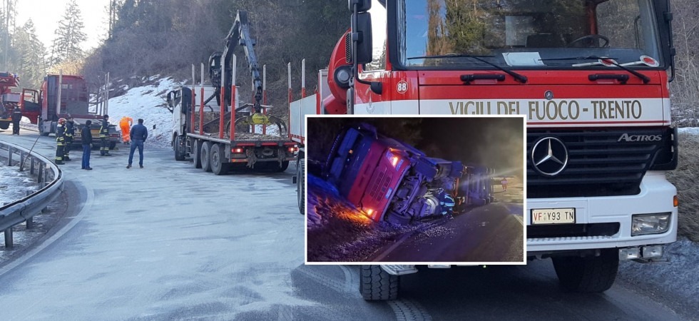 Mezzo pesante ribaltato, vigili del fuoco con l'autogrù per rimuovere la motrice e il rimorchio