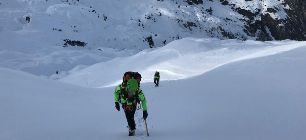 Cede la neve e il cane precipita in un buca di 6 metri: salvato pastore del Lagorai
