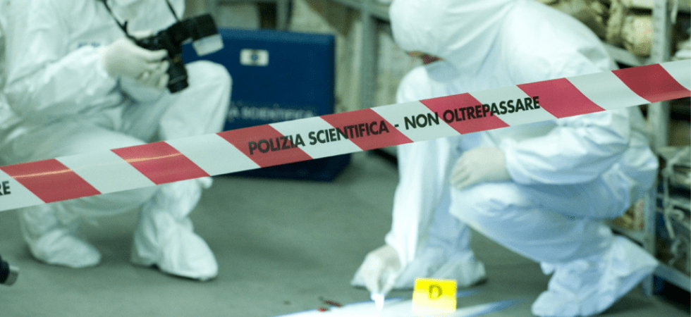 Feti e resti umani trovati in dei barili in un magazzino, la macabra scoperta di un giovane a Granarolo