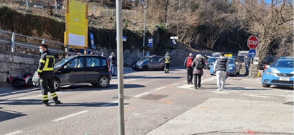 Scontro auto-moto, un 40enne viene sbalzato sull'asfalto dopo l'impatto: trasferito all'ospedale Santa Chiara
