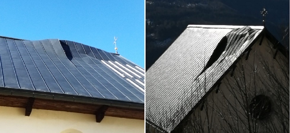 Il vento sfonda il tetto della chiesa e solleva parte delle lamiere