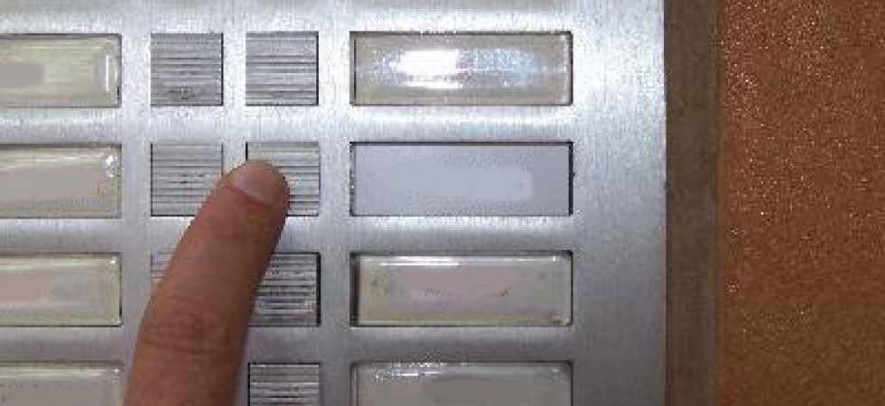 Si attaccano ai campanelli di un condominio e all'arrivo della polizia tentano la fuga e reagiscono con calci e pugni