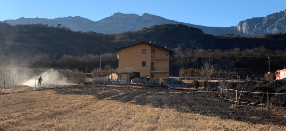 Brucia le sterpaglie ma tra vento e siccità il fuoco si estende ai prati vicini
