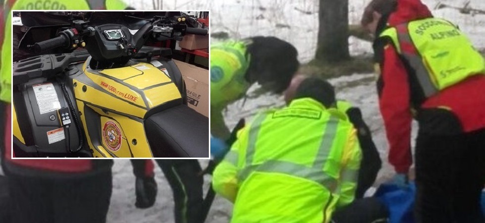Scivola sul ghiaccio e sbatte la testa: per recuperare il 56enne i soccorritori arrivano con il quad