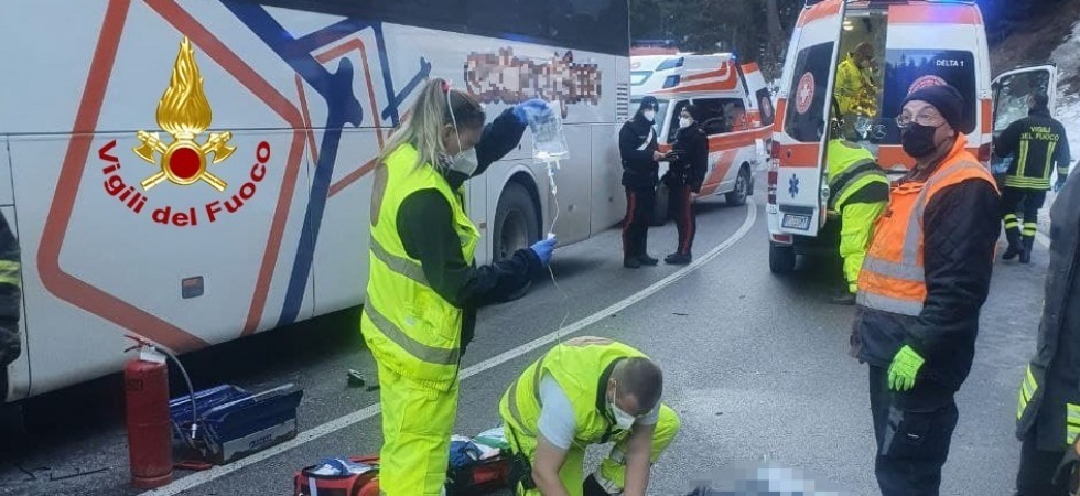 Schianto frontale tra un autobus e una macchina, una persona grave trasferita in elicottero all'ospedale
